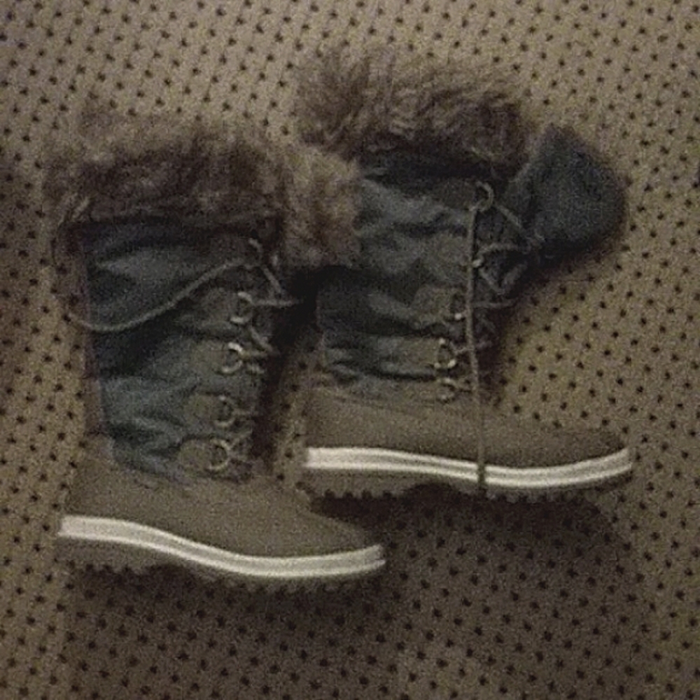 Khombu Steamboat Boots size 10m Women's Winter high lace boots